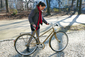 Besitzerstolz - Valentina mit ihrem neuen Rakete Damenrad Mixte in Perlgold 2