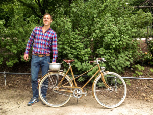 Glücksfee Daniel zieht die Gewinnerin des Damenrad RAKETE Mixte