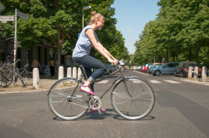 Judit mit ihrem neuen sportlichen Damenrad RAKETE Meral